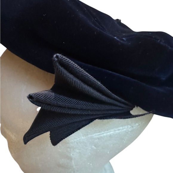 1940s/50s Bete Dark Blue Velvet Beret w/Pin‎ - Picture 2 of 7
